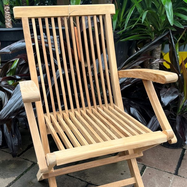 Chaise en teck pliante avec appui-bras - 299$