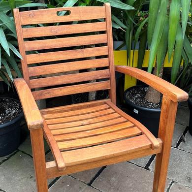 Chaise empilable teinte - 649$
